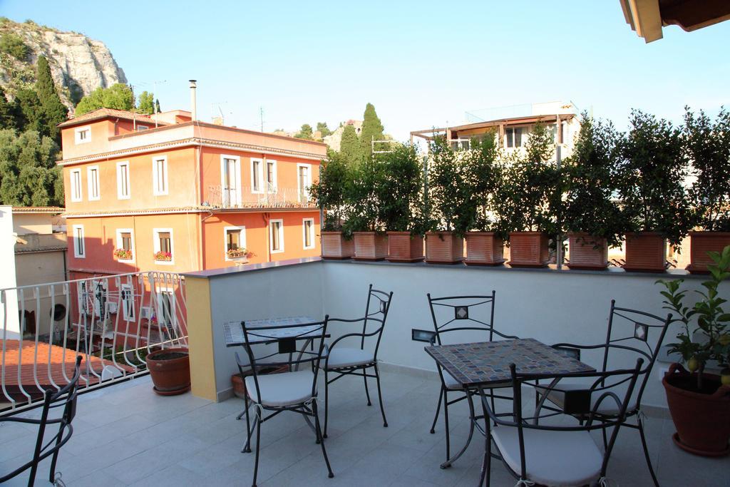B&B Evelyne Taormina Exterior photo